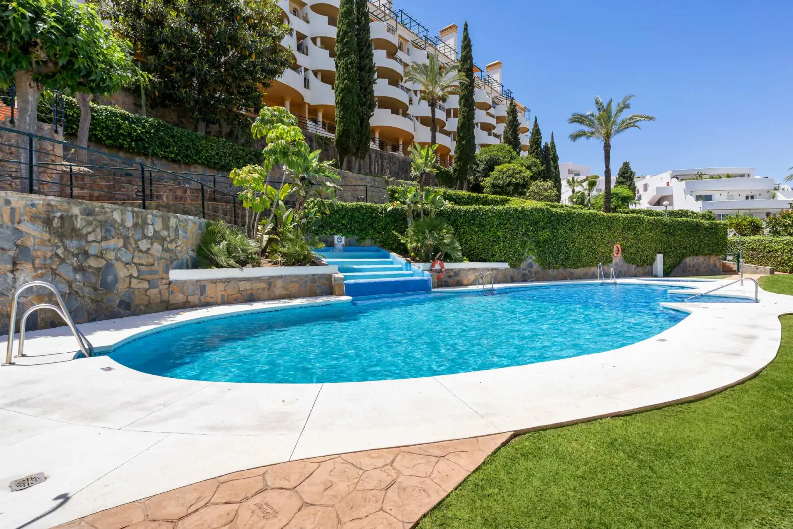 Apartamento moderno con vistas al mar cerca de Puerto Banús