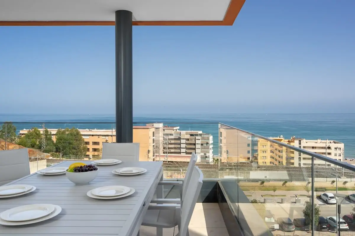 Apartamento moderno con piscina y gimnasio cerca del acceso a la playa