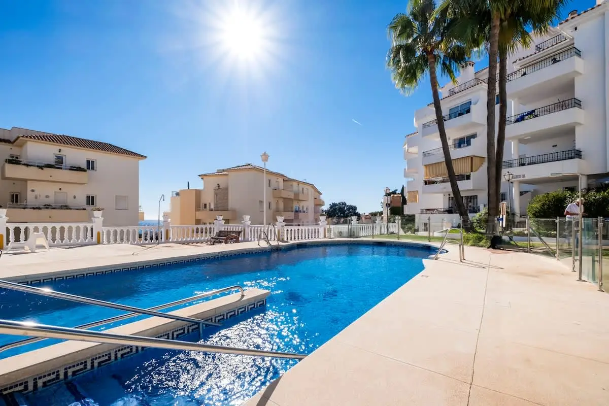 REF 96 - Encantador apartamento con piscina cerca de playas y campos de golf