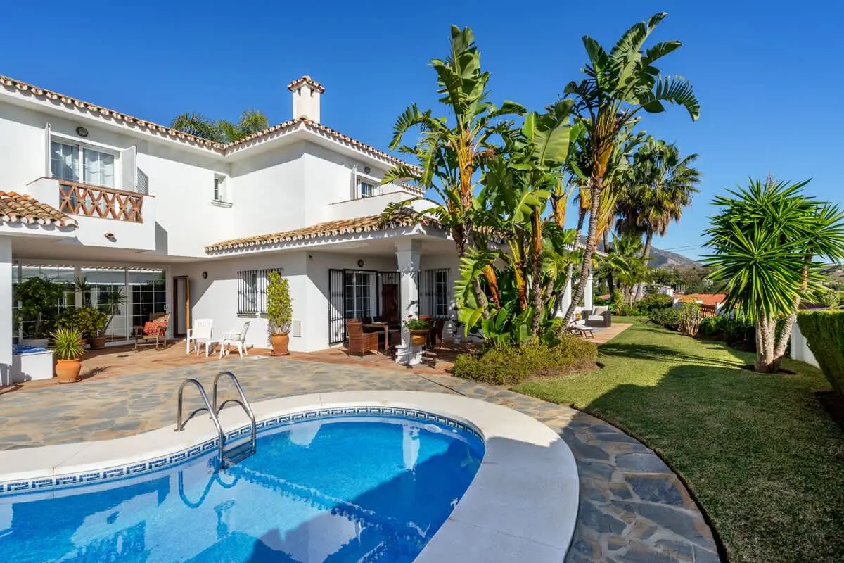 Villa en urbanización con piscina - Ref 139